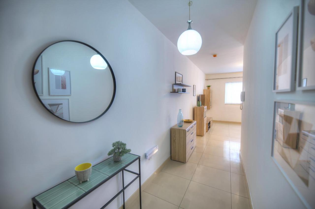 Centrally Located And Tastefully Furnished One Bedroom Ckni1-1 *
