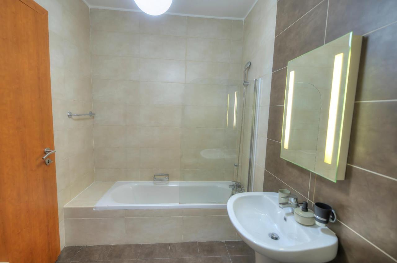 Centrally Located And Tastefully Furnished One Bedroom Ckni1-1
